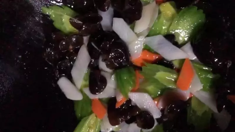 山藥木耳炒苦瓜,小火炒是重點,清香味美清脆爽口,營養搭配均衡