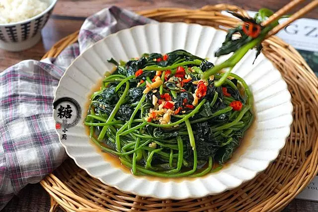 素炒紅薯葉想不發黑,學會這招,翠綠又美味,我家每次都這麼炒