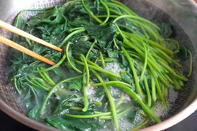 素炒紅薯葉想不發黑,學會這招,翠綠又美味,我家每次都這麼炒