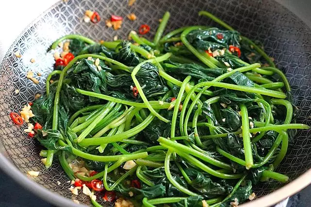 素炒紅薯葉想不發黑,學會這招,翠綠又美味,我家每次都這麼炒