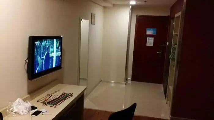 遊客住酒店時,為什麼要先拔電視機插頭,不知情的可以看看
