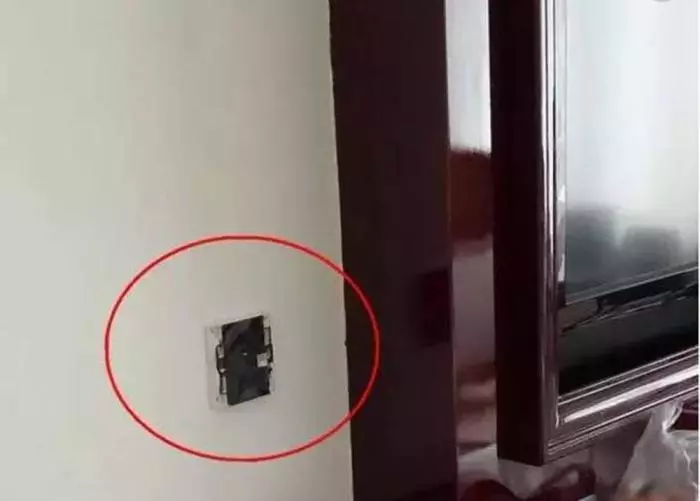 遊客住酒店時,為什麼要先拔電視機插頭,不知情的可以看看