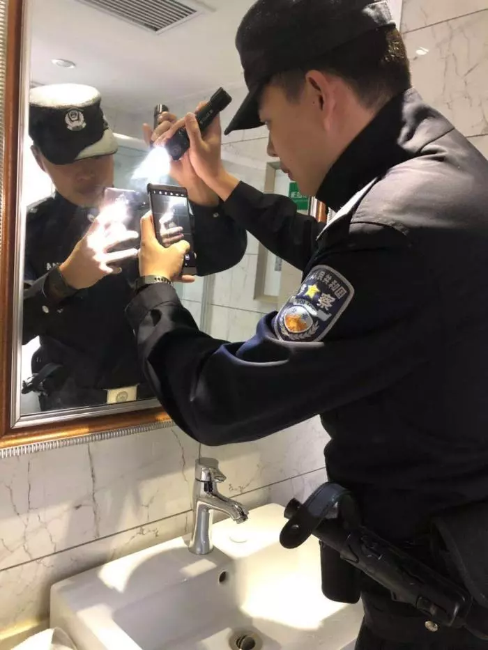 遊客住酒店時,為什麼要先拔電視機插頭,不知情的可以看看