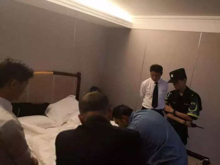 遊客住酒店時,為什麼要先拔電視機插頭,不知情的可以看看