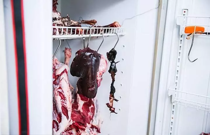 男子十年來就只吃生肉!還說發霉了的肉更加美味!