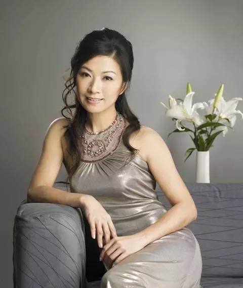 她貌美如花,師從劉文正,騙走王傑的車子房子,如今遭老公劈腿拋棄過著這樣的生活!