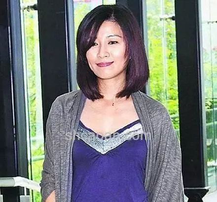 她貌美如花,師從劉文正,騙走王傑的車子房子,如今遭老公劈腿拋棄過著這樣的生活!