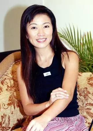 她貌美如花,師從劉文正,騙走王傑的車子房子,如今遭老公劈腿拋棄過著這樣的生活!