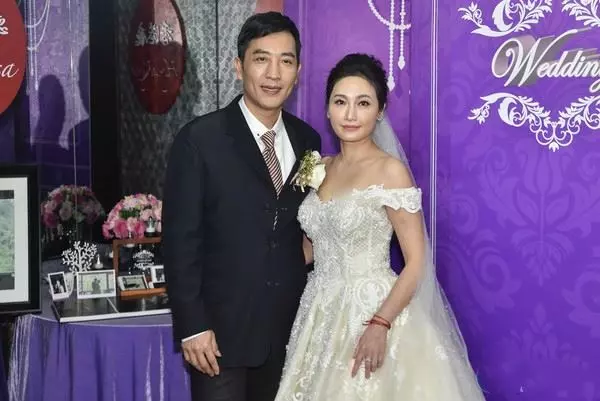 她貌美如花,師從劉文正,騙走王傑的車子房子,如今遭老公劈腿拋棄過著這樣的生活!