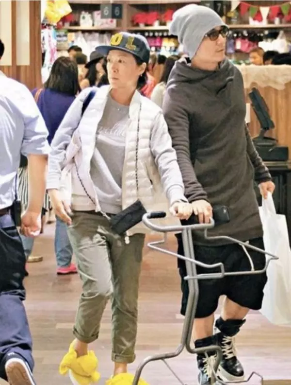 50歲任賢齊「一雙兒女顏值爆表」,但當大家看見他「妻子」時...都震驚了!真的好美好漂亮!