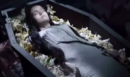 妻子離世,火化那天痴情丈夫十分不舍,掀開白布後氣的咬緊了牙齒,沒想到裡面竟。。。!