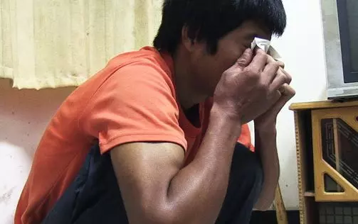 妻子離世,火化那天痴情丈夫十分不舍,掀開白布後氣的咬緊了牙齒,沒想到裡面竟。。。!