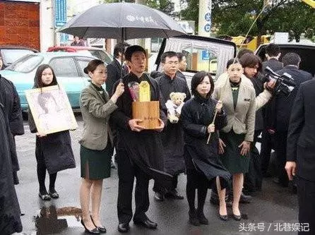 她出身貧寒,28歲出道走紅,34歲因癌症去世,男友未見最後一面!