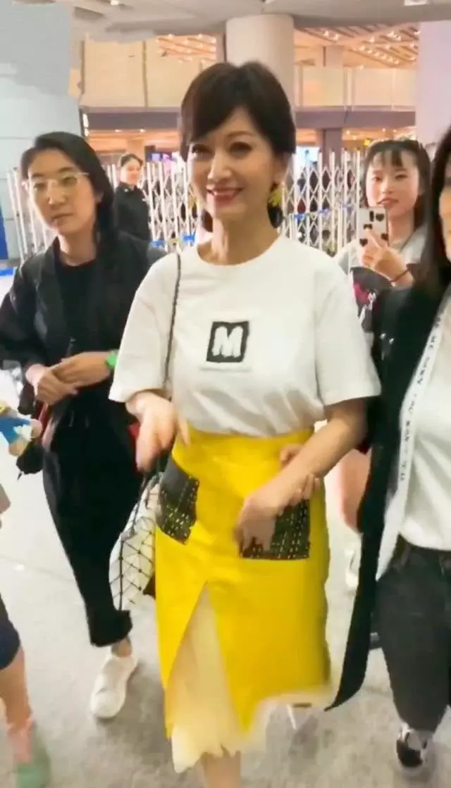 64歲趙雅芝真會穿!穿開叉裙裡面加層紗,太迷人了!網友:不愧是女神!