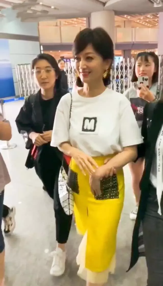 64歲趙雅芝真會穿!穿開叉裙裡面加層紗,太迷人了!網友:不愧是女神!