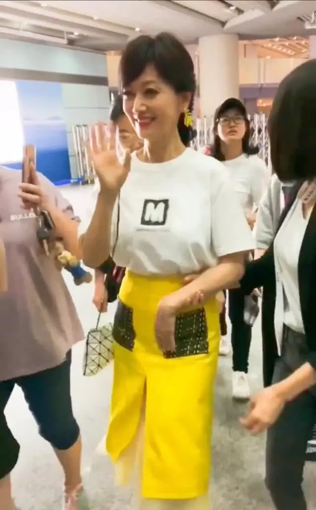 64歲趙雅芝真會穿!穿開叉裙裡面加層紗,太迷人了!網友:不愧是女神!