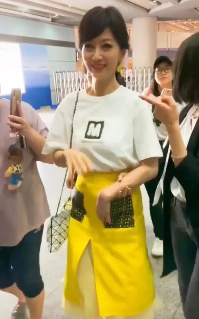 64歲趙雅芝真會穿!穿開叉裙裡面加層紗,太迷人了!網友:不愧是女神!