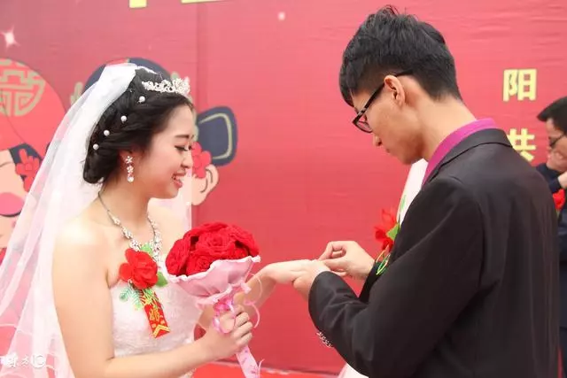 結婚一星期婆婆就逼著我們離婚,一年後我感謝婆婆,笑著給她五千