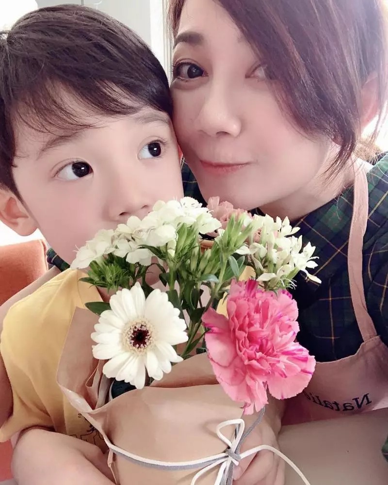 梁靜茹首度曝光「5歲兒超Q正面照」! 神複製媽媽「長睫毛迷人大眼」網融化:長大一定是校草 !