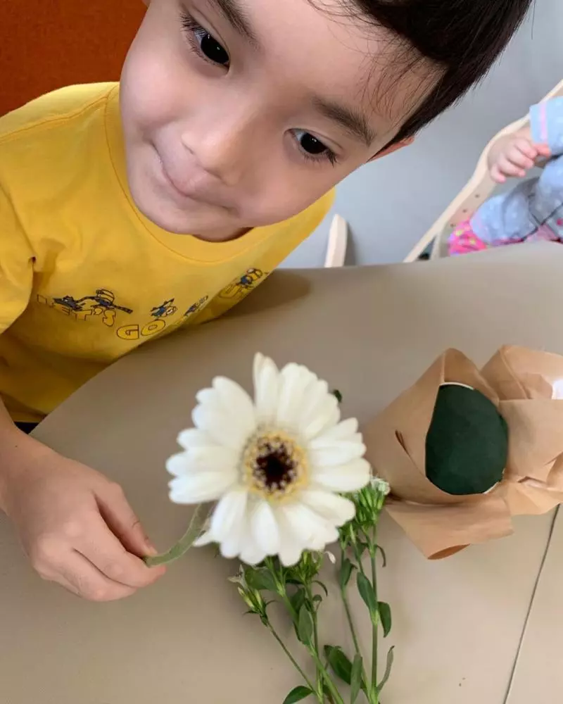 梁靜茹首度曝光「5歲兒超Q正面照」! 神複製媽媽「長睫毛迷人大眼」網融化:長大一定是校草 !