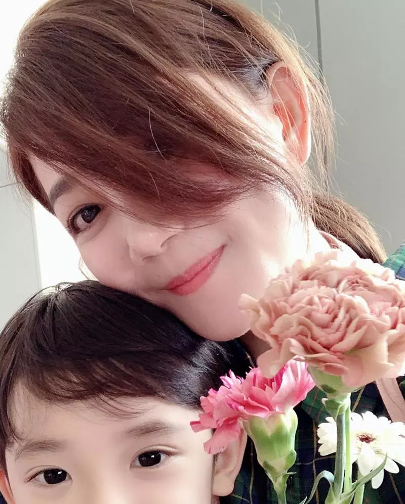 梁靜茹首度曝光「5歲兒超Q正面照」! 神複製媽媽「長睫毛迷人大眼」網融化:長大一定是校草 !