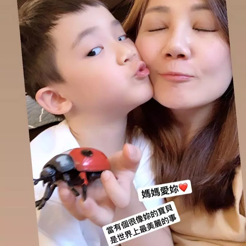 梁靜茹首度曝光「5歲兒超Q正面照」! 神複製媽媽「長睫毛迷人大眼」網融化:長大一定是校草 !