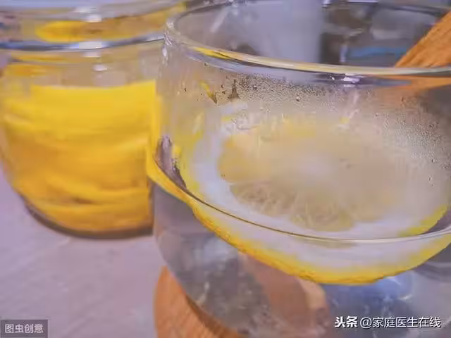 女性喝檸檬水,有利也有弊,一起來看看吧