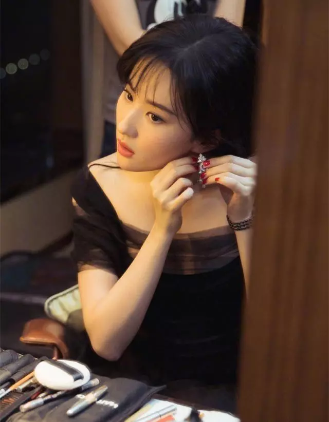 32歲劉亦菲罕見曬美照,白色套裝氣質優雅,下一秒「直視鏡頭」:真仙女下凡!
