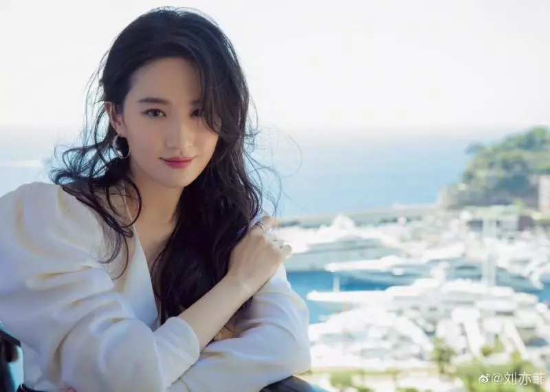 32歲劉亦菲罕見曬美照,白色套裝氣質優雅,下一秒「直視鏡頭」:真仙女下凡!