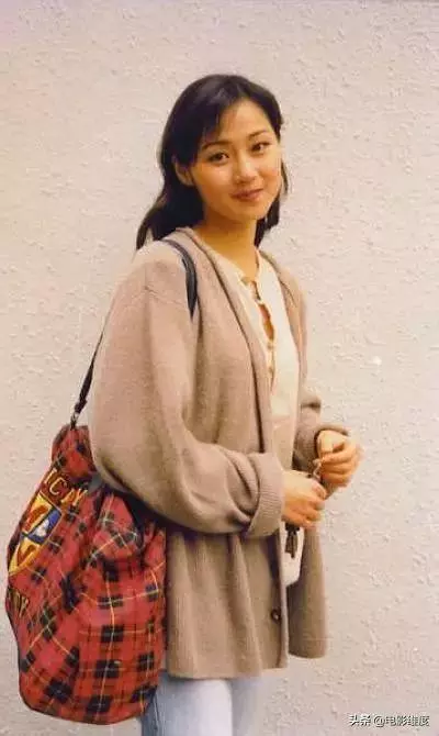 她以一雙42寸的美腿聞名,嫁陳十三19年無子,兩人依舊相敬如賓!