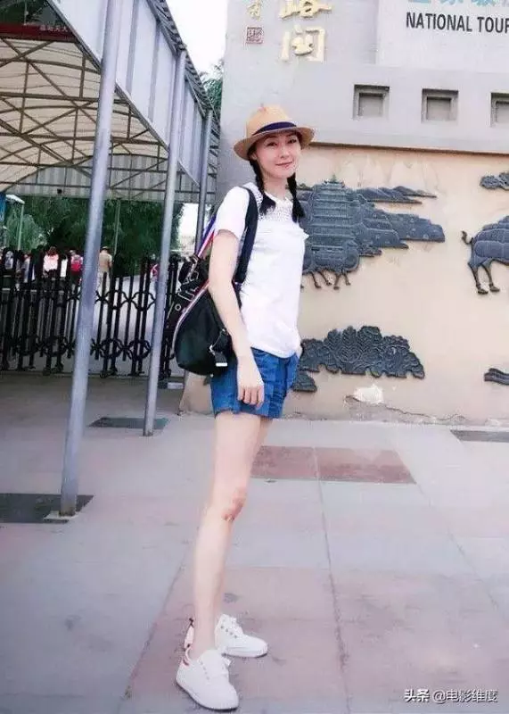 她以一雙42寸的美腿聞名,嫁陳十三19年無子,兩人依舊相敬如賓!