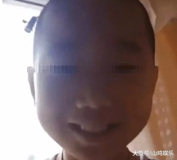 男孩偷偷拍母親睡覺, 發到網上3天播放量258萬, 家長毫不知情!