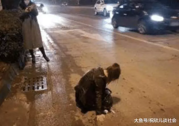 醉酒女子在路邊打車, 上車後司機故意繞遠路, 卻意外救了女子一命!