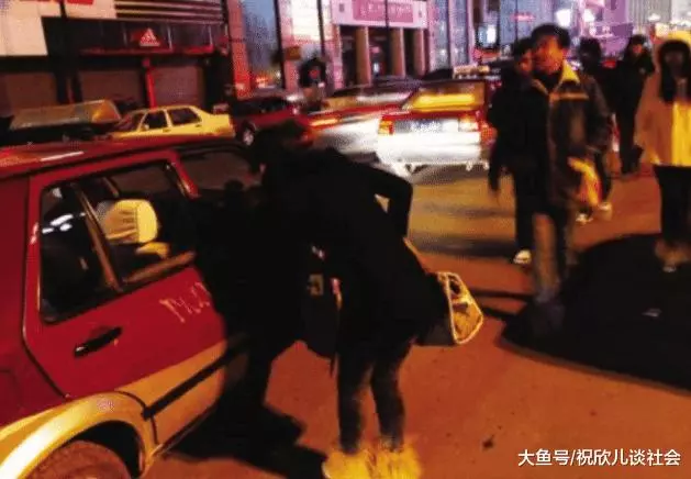 醉酒女子在路邊打車, 上車後司機故意繞遠路, 卻意外救了女子一命!