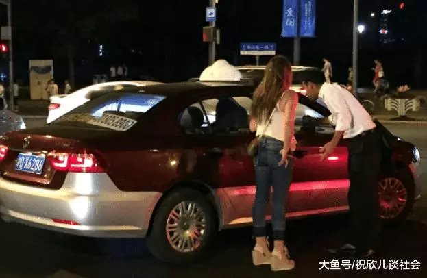 醉酒女子在路邊打車, 上車後司機故意繞遠路, 卻意外救了女子一命!