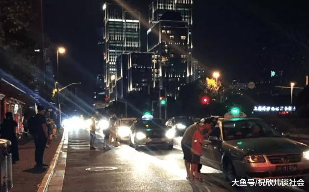 醉酒女子在路邊打車, 上車後司機故意繞遠路, 卻意外救了女子一命!