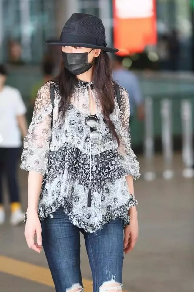 女神不再!林志玲薄紗透出黑色內搭,胖的差點就認成是蔣欣了!