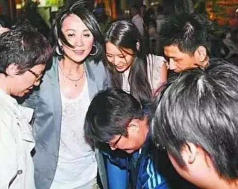 喝醉酒時的女星照片,章子怡伸頭對瓶喝酒,林志玲被「揩油」!