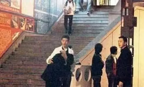 喝醉酒時的女星照片,章子怡伸頭對瓶喝酒,林志玲被「揩油」!