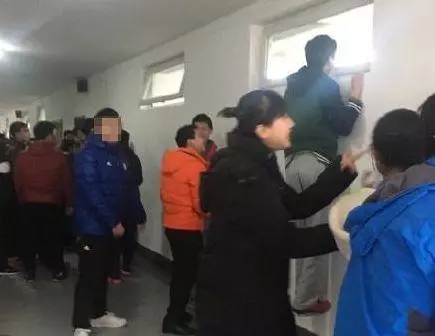 粉絲當街捅偶像20多刀,只因禮物被拒收,盤點那些腦殘粉絲!