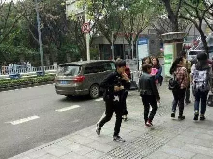 粉絲當街捅偶像20多刀,只因禮物被拒收,盤點那些腦殘粉絲!