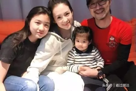 章子怡曬溫馨全家福,有誰注意到汪峰的手了?網友:看不下去了!