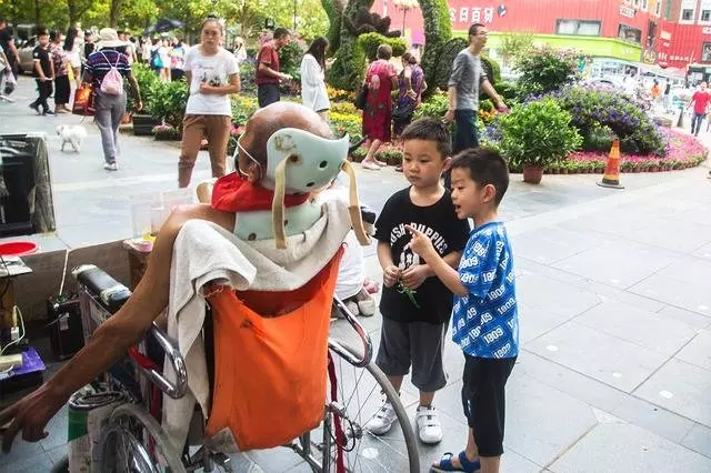 一跪就是三年多,18歲女孩扮牛讓人騎,睡覺用繩子牽著父親!