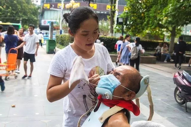 一跪就是三年多,18歲女孩扮牛讓人騎,睡覺用繩子牽著父親!