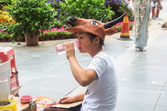 一跪就是三年多,18歲女孩扮牛讓人騎,睡覺用繩子牽著父親!