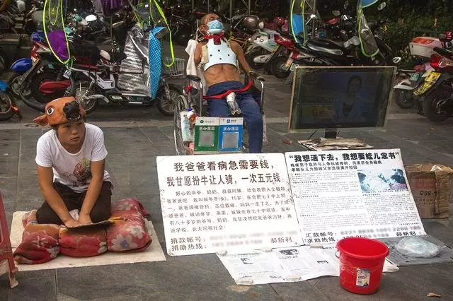 一跪就是三年多,18歲女孩扮牛讓人騎,睡覺用繩子牽著父親!