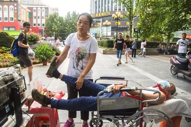 一跪就是三年多,18歲女孩扮牛讓人騎,睡覺用繩子牽著父親!