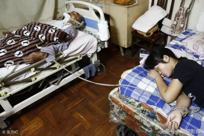 一跪就是三年多,18歲女孩扮牛讓人騎,睡覺用繩子牽著父親!