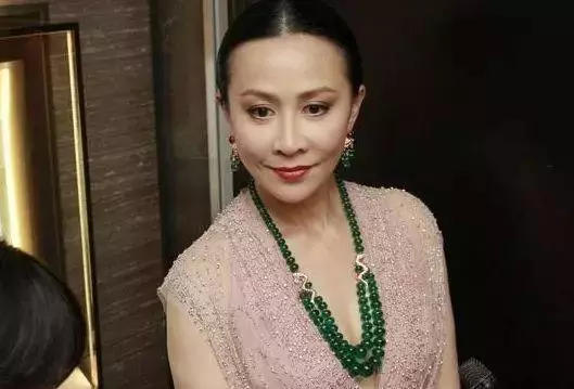 她和梁朝偉假戲真做,惹怒劉嘉玲,出國發展失敗,隱退嫁人成名媛!