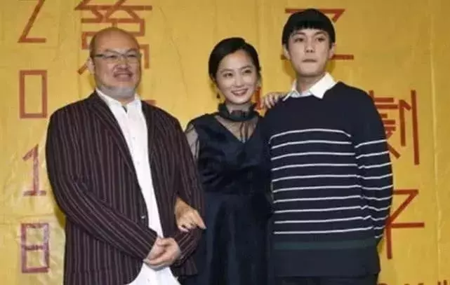著名女星與15歲繼子每天親親抱抱,大12歲老公回應:經常這樣!!